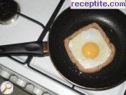 снимка 2 към рецепта Яйца в гнезда от хляб