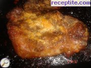 снимка 1 към рецепта Чеснови свински пържоли с топено сирене