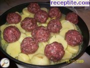 снимка 7 към рецепта Кюфтенца с картофи на фурна