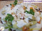 снимка 1 към рецепта Салата от картофи, моркови и млечен сос