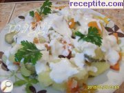 Салата от картофи, моркови и млечен сос