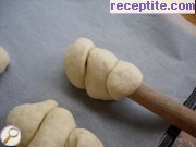 снимка 3 към рецепта Пресукани хлебчета на конци