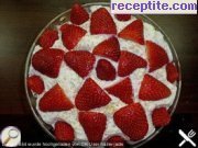 снимка 2 към рецепта Десерт от ягоди и бишкоти