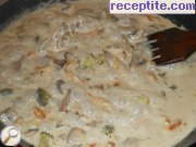 снимка 4 към рецепта Пиле с топено сирене и броколи
