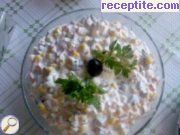 снимка 2 към рецепта Салата с ролца от раци и царевица