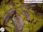 снимка 2 към рецепта Свинско с картофи на фурна