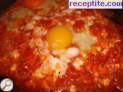 снимка 5 към рецепта Яйца на очи с домати