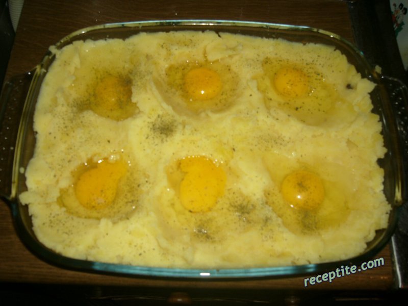 Снимки към Яйца на очи с пюре от картофи на фурна
