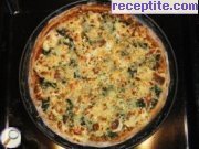 снимка 8 към рецепта Пица *Бяло, Зелено, Червено*