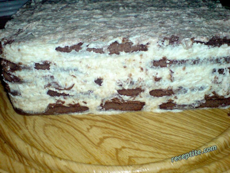 Снимки към Бисквитена торта с маргарин и орехи