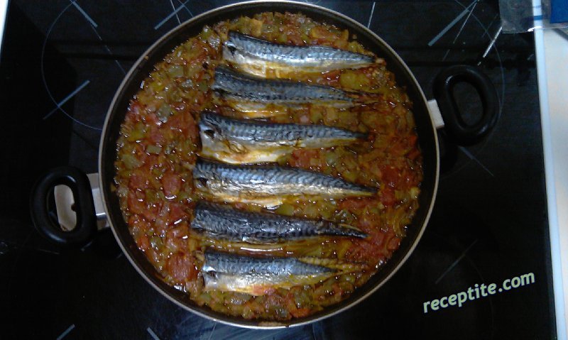 Снимки към Скумрия с чушки в доматен сос