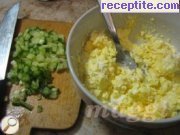 снимка 1 към рецепта Пълнени яйца със сирене и краставица