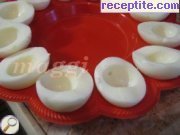снимка 2 към рецепта Пълнени яйца със сирене и краставица