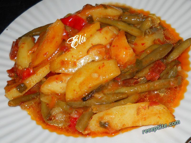 Снимки към Яхния с пресни картофи и зелен боб