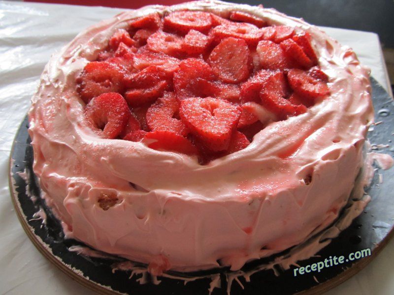 Снимки към Торта с ягоди и сметана