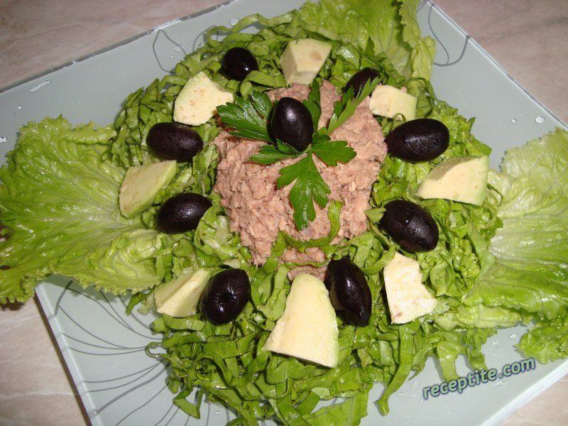 Снимки към Зелена салата с риба тон и авокадо