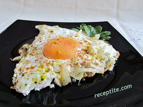 Снимки към Яйца със сирене и карамелизиран лук