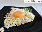 Яйца със сирене и карамелизиран лук