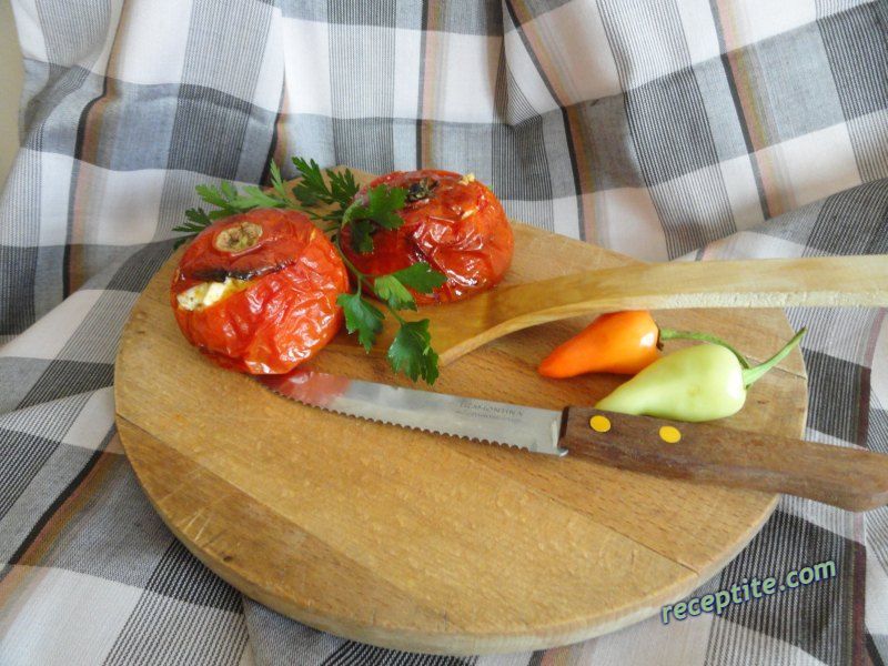Снимки към Лесни пълнени домати със сирене и яйце