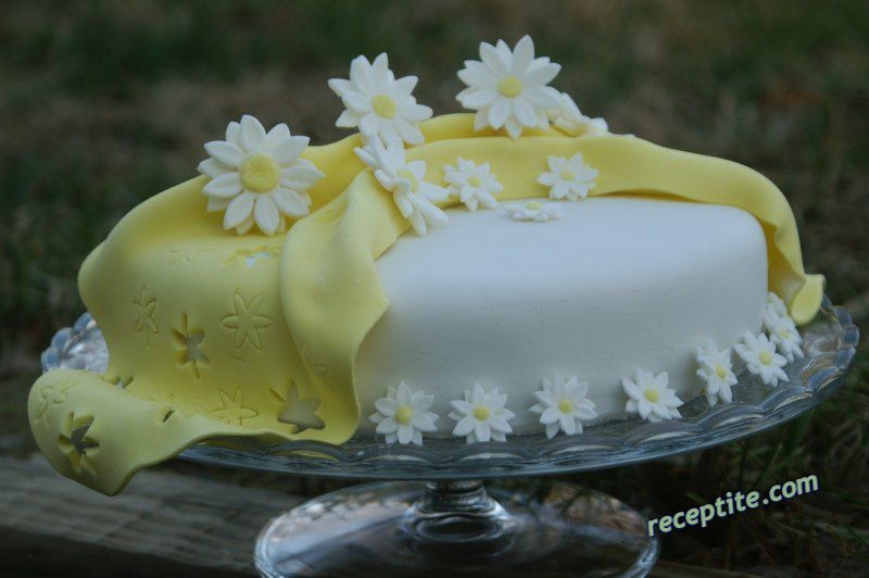 Снимки към Медено-захарно тесто за украса на торти