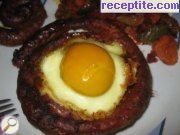 снимка 10 към рецепта Наденица с яйца на фурна