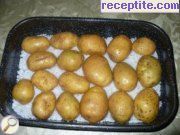 снимка 1 към рецепта Печени картофи върху сол