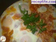 снимка 11 към рецепта Яйца на очи с домати