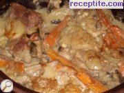 снимка 2 към рецепта Пържоли в гювеч с топено сирене, моркови и лук