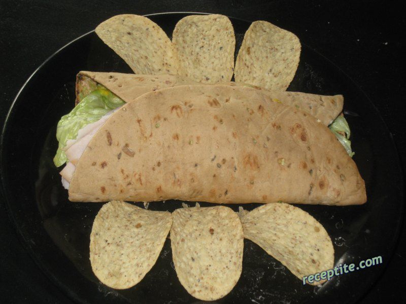 Снимки към Завит сандвич с авокадо и шунка