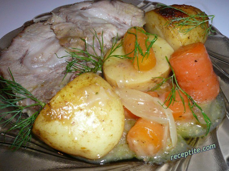Снимки към Пържоли в гювеч с топено сирене, моркови и лук