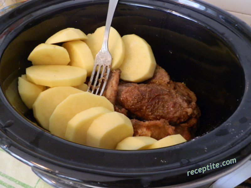 Снимки към Свинско с картофи в тенджера за бавно готвене