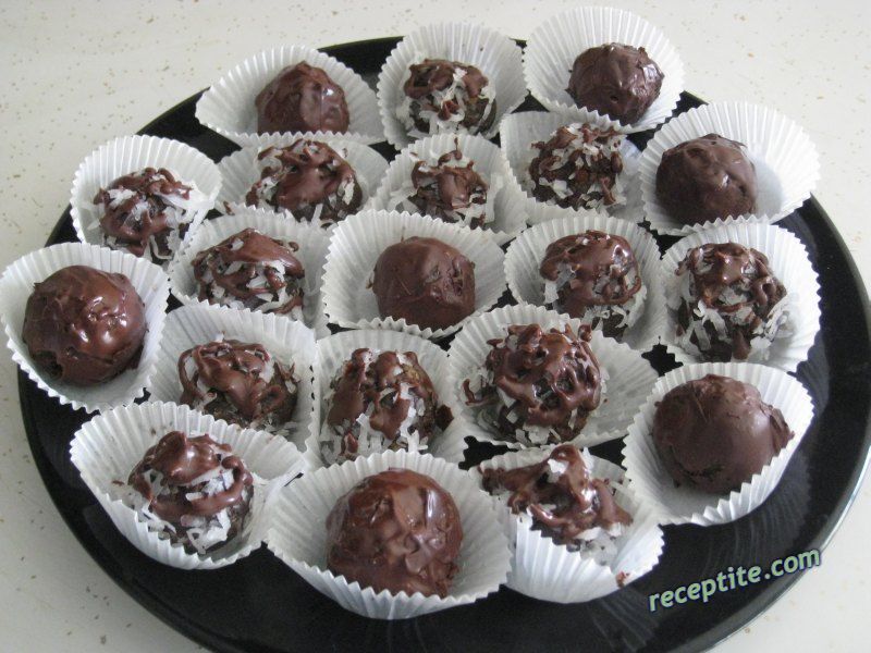 Снимки към Какаови топки от обикновени бисквити