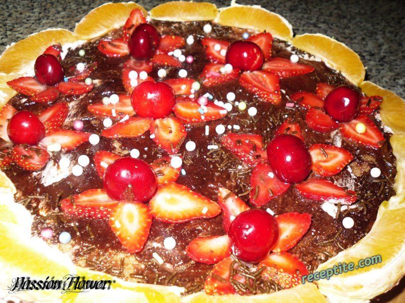 Снимки към Шоколадова торта с ягоди