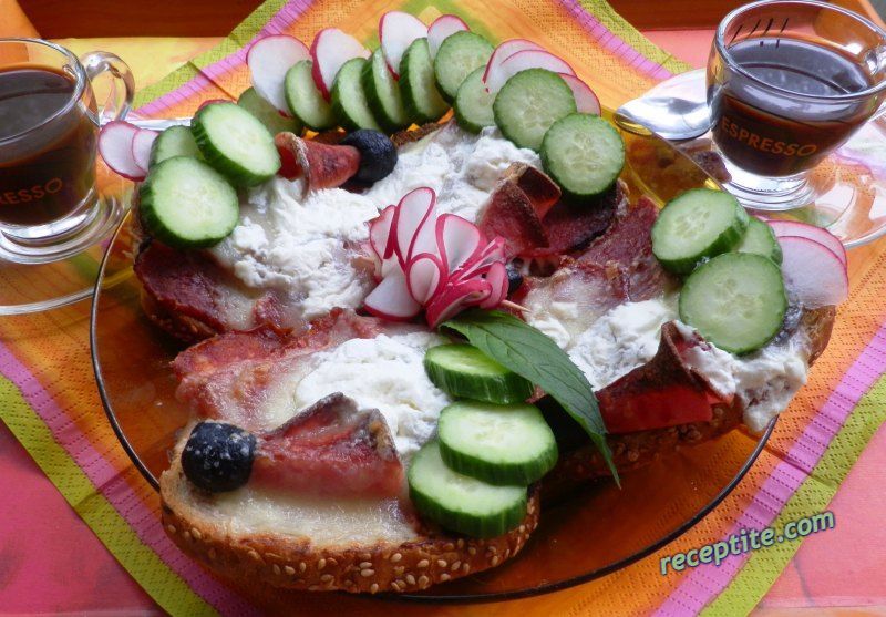 Снимки към Топли сандвичи със салам, кашкавал и сметана
