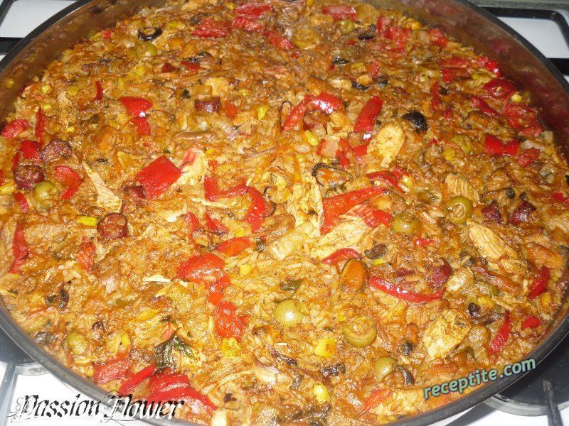 Снимки към Паеля с пиле и морски дарове