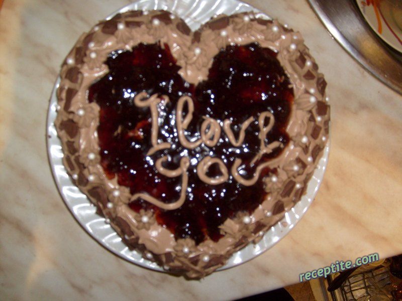 Снимки към Шоколадова торта с глазура и сладко от ягоди
