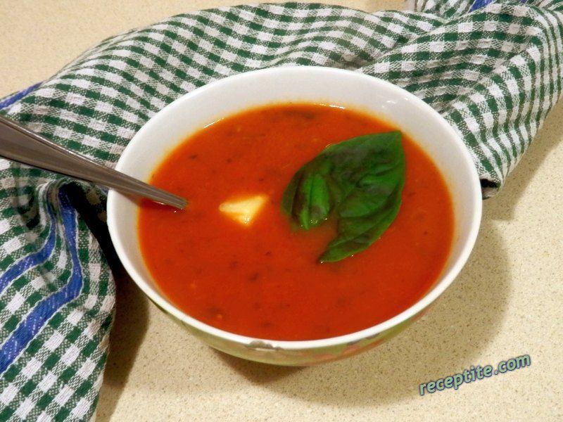Снимки към Доматена супа с моцарела и босилек