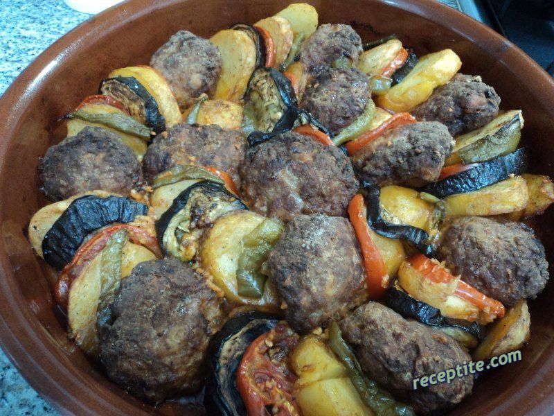 Снимки към Картофи с кюфтета на фурна