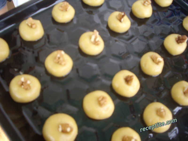Снимки към Медени сладки с орехче