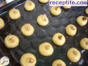 снимка 2 към рецепта Медени сладки с орехче