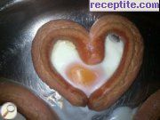 снимка 2 към рецепта Сърца от кренвирши с яйца