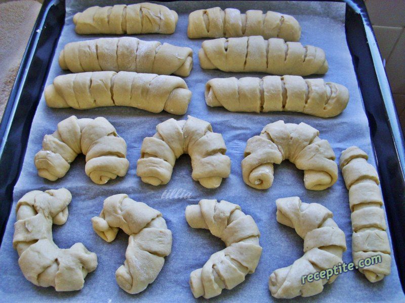 Снимки към Кифли със заквасена сметана