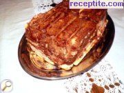 снимка 2 към рецепта Бисквитена торта с карамелизирани плодове