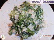 Зелена салата с пушена риба и синьо сирене