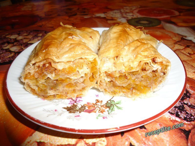 Снимки към Тиквеник с готови кори и канела
