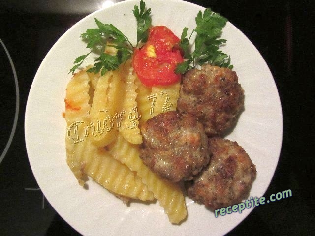 Снимки към Кюфтенца с картофи на фурна