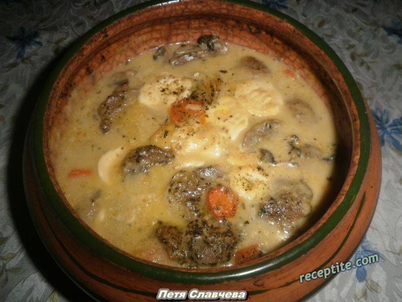 Снимки към Пържоли в гювеч с топено сирене, моркови и лук