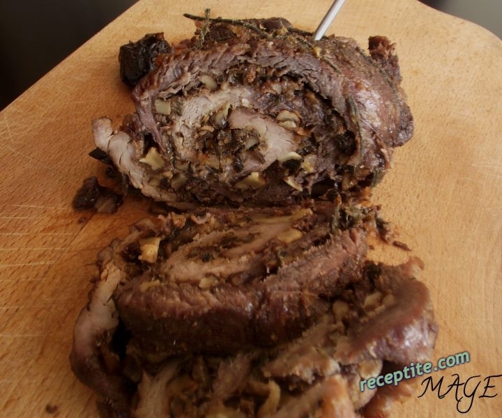 Снимки към Свинско руло с праз, орехи и сушени сини сливи