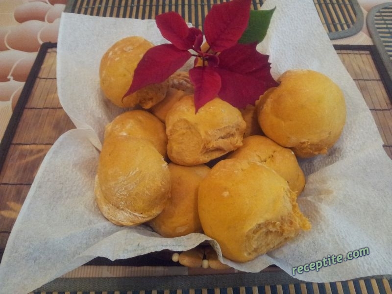Снимки към Доматено-ръжен хляб с риган и чесън