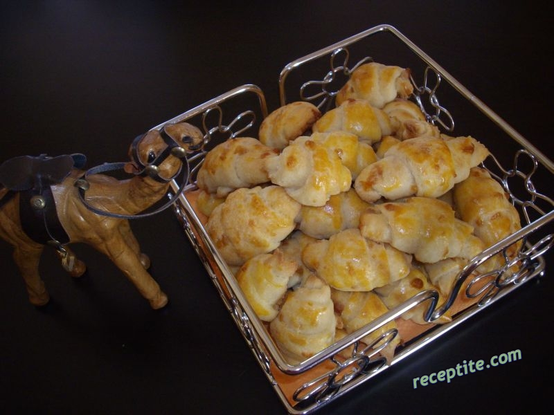 Снимки към Кифли със сирене и кашкавал
